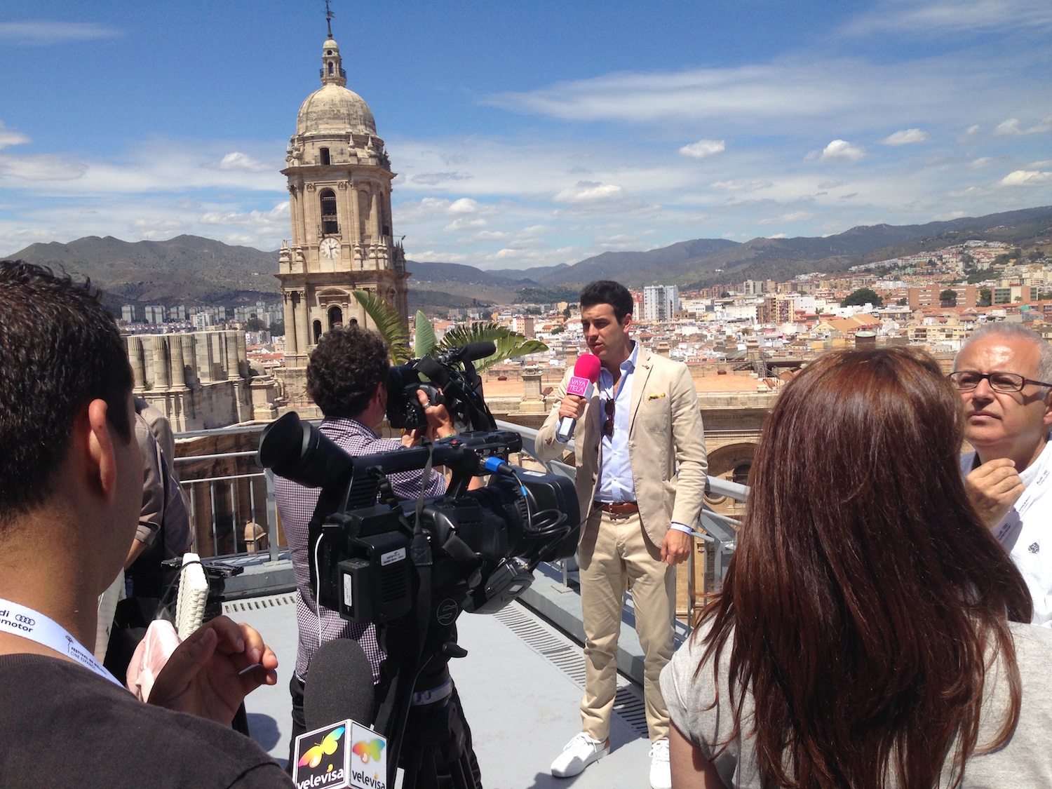 Mario Casas atendiendo a la prensa