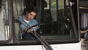 Paterson (Adam Driver) fährt Bus