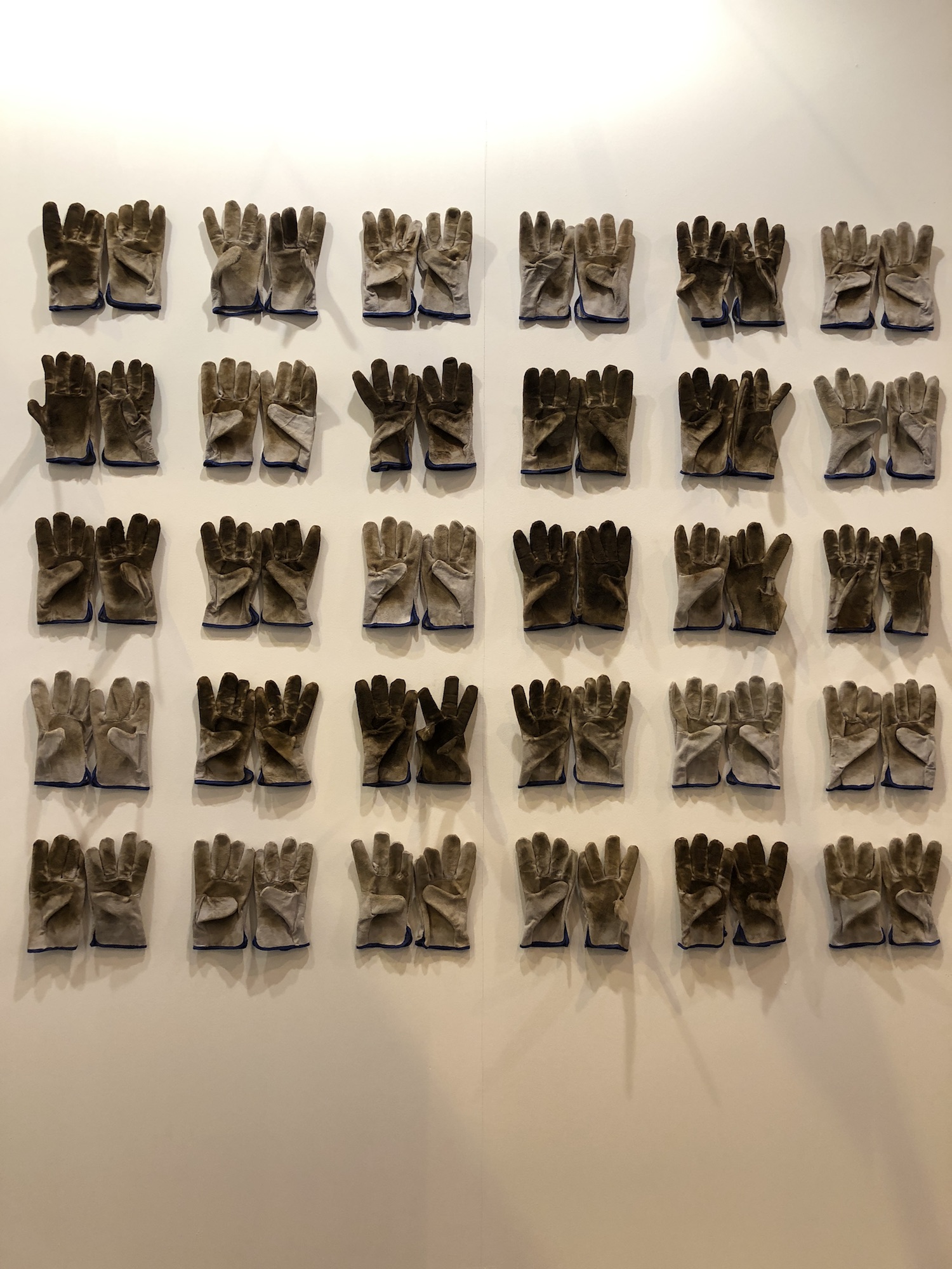 30 pairs of gloves - Héctor Zamora