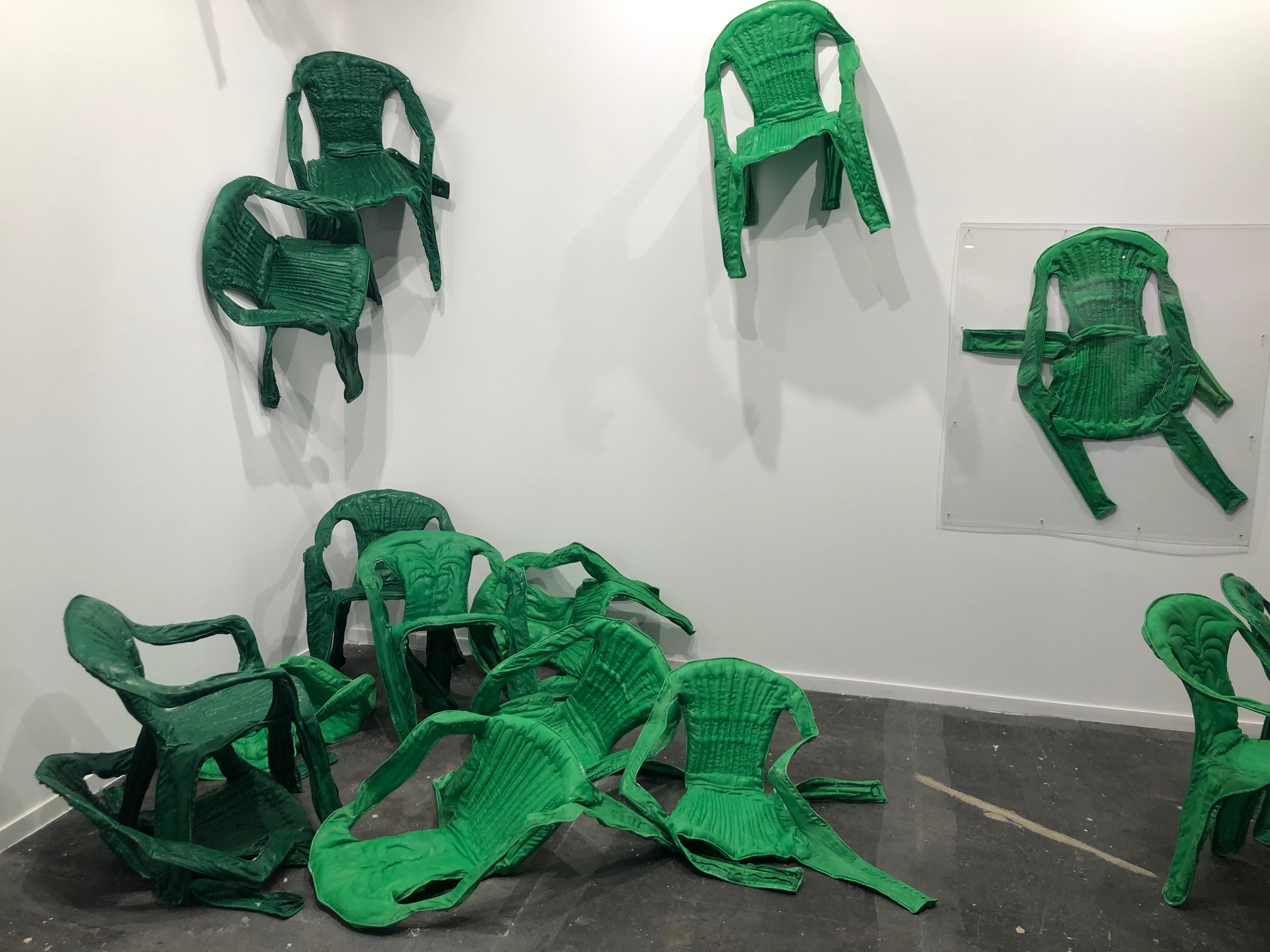 Instalación de sillas. Sandra Poulson.