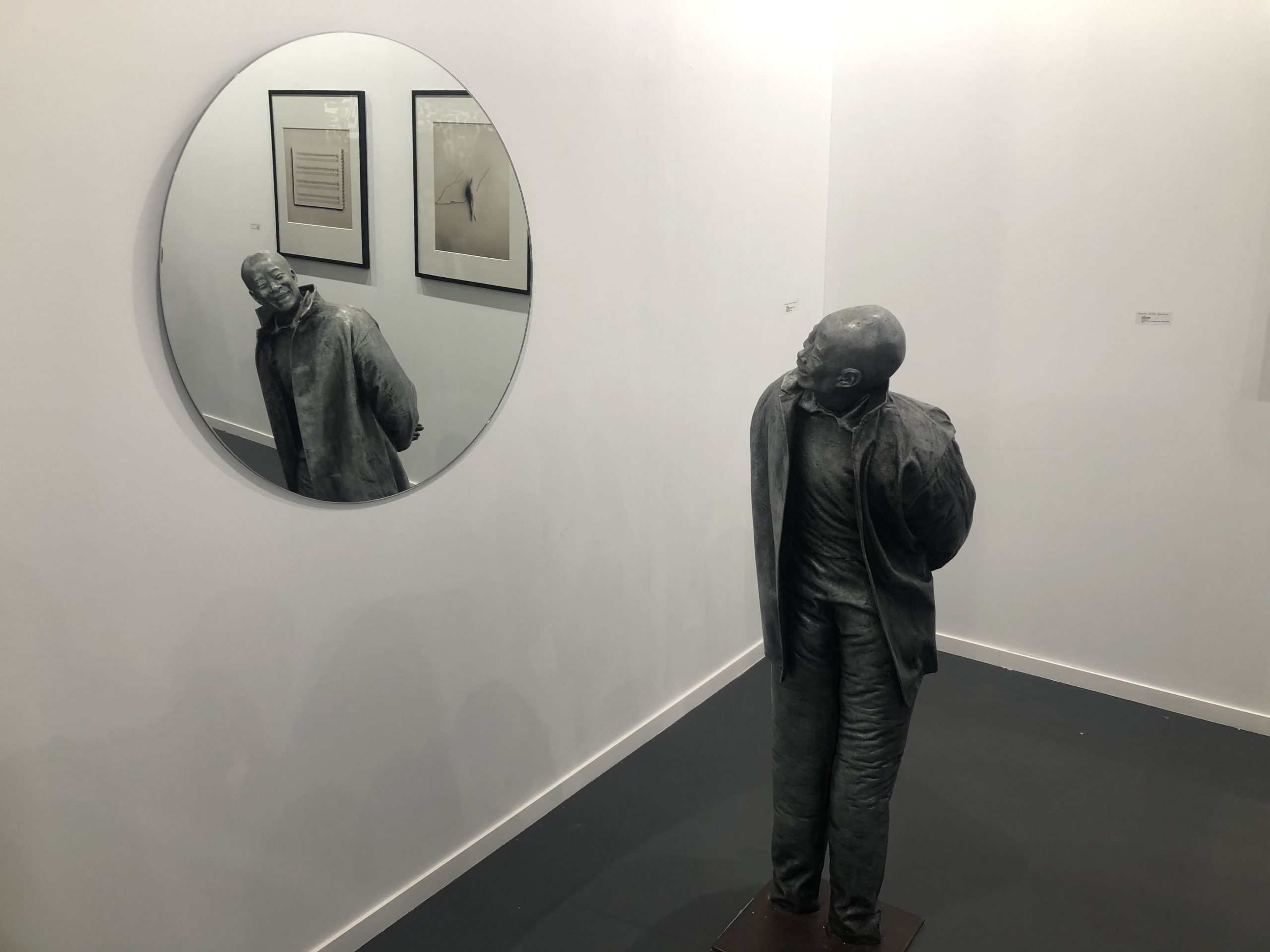 Chino mirándose a un espejo redondo. Juan Muñoz